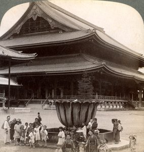 Voorkant van Higashi Hongan-ji, grootste boeddhistische tempel in Japan, Kyoto, 1904 door Underwood and Underwood