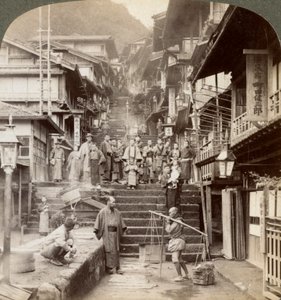 Hoofdstraat omhoog de steile kant van de berg Haruna in een beroemd dorp met warmwaterbronnen, Ikao, Japan, 1904