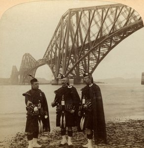 Mannen in Hooglandse kleding voor de Forth Bridge, Schotland