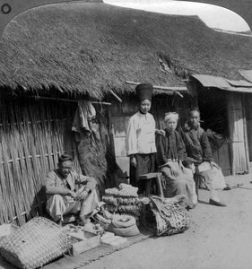 Inheemse winkel en klanten, nabij Mogok, noordelijk Birma, ca. 1900s