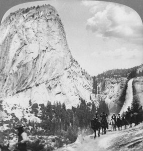 Nevada Falls en Liberty Cap vanaf een pad, Yosemite Valley, Californië, VS