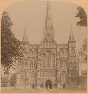 Noordwestgevel van de grote gotische kathedraal van Salisbury, gesticht 1220, Engeland, 1900 door Underwood and Underwood