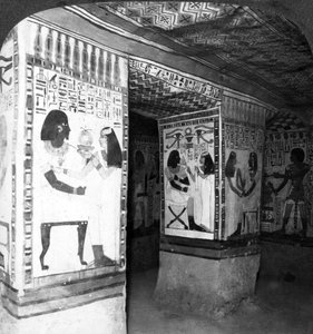 Geschilderde grafkamer uitgehouwen in de rotsen van de kliffen bij Thebe, Egypte door Underwood and Underwood