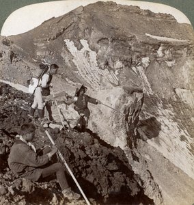 Kijkend vanaf de met lava bedekte rand naar de krater van de Fuji, Japan, 1904 door Underwood and Underwood