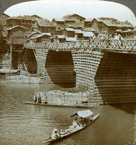 Eigenaardige brug en huizen, Stad van de Zon, Kasjmir, India, ca. 1900s