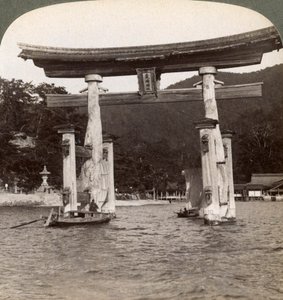 Heilige torii-poort die oprijst uit de zee, Itsukushima-schrijn, Miyajima-eiland, Japan, 1904 door Underwood and Underwood