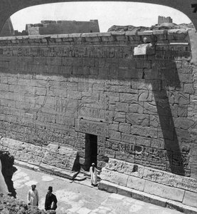 Scènes van gevechten en de jacht uitgehouwen op een muur in Medinet Habu, Thebe, Egypte, 1905