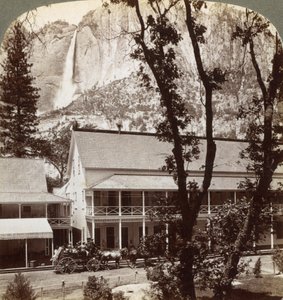Sentinel Hotel, kijkend naar het noorden over de vallei naar Yosemite Falls, Californië, VS, 1902