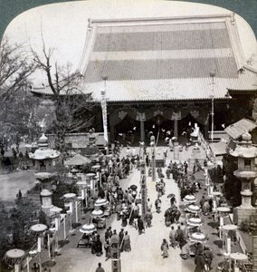 Zuidkant van de Asakusa-tempel, Tokio, Japan, 1904 door Underwood and Underwood