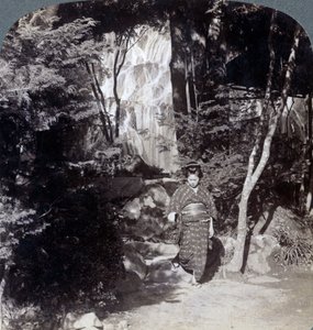 Spattend water van een waterval in Yumoto, Japan, 1904 door Underwood and Underwood