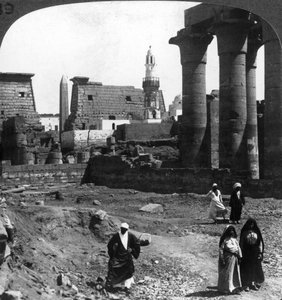 De moslimmoskee in de binnenplaats van de Luxortempel, Thebe, Egypte, 1905 door Underwood and Underwood