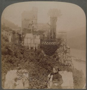 De Rheinstein, het meest pittoreske van de Rijnkastelen - N. vanaf de S. muur van het bastion, Duitsland door Underwood and Underwood