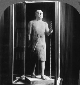 Het beroemde houten standbeeld genaamd de Shekh-el-Beled, Caïro, Egypte, 1905 door Underwood and Underwood