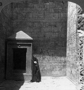 Het heilige der heiligen en schrijn voor het goddelijke beeld, Tempel van Edfu, Egypte, 1905 door Underwood and Underwood