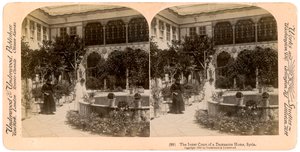 De binnenplaats van een huis in Damascus, Syrië, 1900 door Underwood and Underwood
