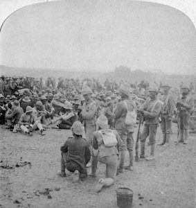 De overmeesterde Boerengevangenen rusten op de weg van Paardeberg naar Modderrivier, 1900 door Underwood and Underwood