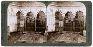 De heilige rots, waar het tempelaltaar stond, Berg Moriah, Jeruzalem, Palestina, 1900 door Underwood and Underwood