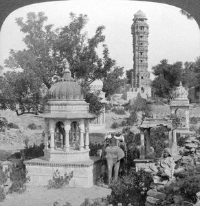 Toren van Overwinning en koninklijke cenotafen, Chittaurgarh, India, 1904 door Underwood and Underwood