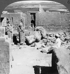 Uitzicht vanaf het Ramesseum zuidoost over de vlakte van Thebe, Egypte, 1905