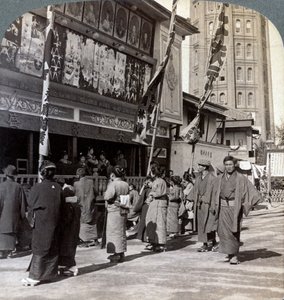 Kijken naar een gratis show op Theatre Street, noordwaarts naar Asakusa Tower, Tokio, Japan, 1904 door Underwood and Underwood