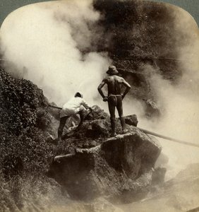 Een uitbarsting van stoom en kokende modder halverwege de vulkaan Aso-san, Japan, 1904 bekijken