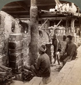 Arbeiders kijken naar ovens vol Awata porselein, Kinkosan werken, Kyoto, Japan, 1904 door Underwood and Underwood
