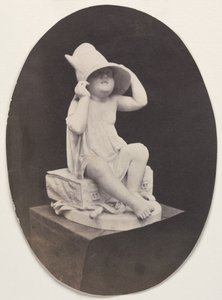 Standbeeld van een jongeling met grote hoed uit een John R. Johnston-album, voor 1857 door Unidentified Photographer.