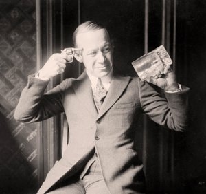Ernie Hare mimeert zijn ongenoegen over de drooglegging, ca. 1920