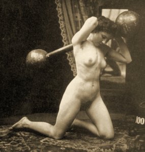 Vrouwelijk naakt dat oefent met een Globe Barbell, ca. 1900 (sepia foto)