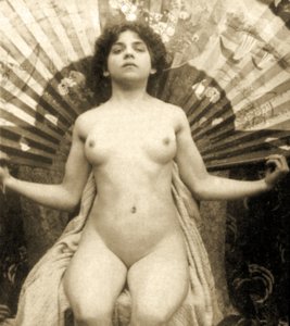 Vrouwelijk naakt poseren met een grote waaier, ca. 1900 (sepia foto)
