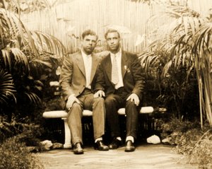 Portret van een liefhebbend paar in een tropische tuin, c.1930
