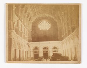 Uitzicht op het interieur van de kerk van St. Johannes de Doper, Brooklyn, kijkend naar het westen richting het roosvenster door Unknown