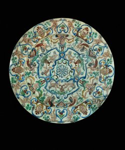Faience bord, versierd met groteske ornamenten ...