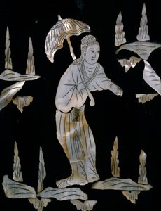 Vrouwelijke figuur met paraplu, detail van parelmoer ingelegd kabinet met chinoiserie decoratie