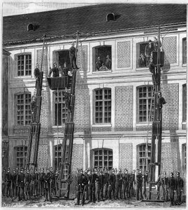 Brandweerlieden aan boord van de nieuwe reddingslift voor brandexperimenten in Rouen in de oude Normale School. Gravure in 