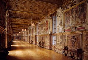 Galerie Francois I in het kasteel van Fontainebleau: houtwerk en muurschilderingen gemaakt in de 16e eeuw