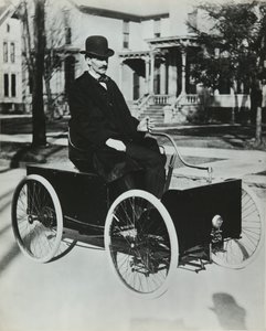 Henri Ford reed zijn eerste benzineauto door de straten van Detroit in 1896 (kettingtransmissie quadricycle), privécollectie
