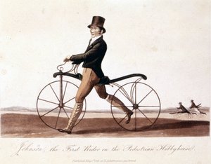Johnson op een fiets. Dit is het model uitgevonden door Baron von Drais: de Draisienne. Het was gemaakt van hout en er waren nog geen pedalen. Kleur lithografie van 1819