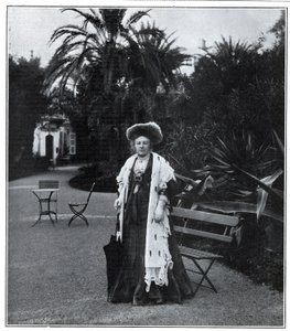Portret van Madame Juliette Adam (geboren Lambert) (1836-1936), Franse schrijfster, polemist en feministe in Nice in 1905 door Unknown artist