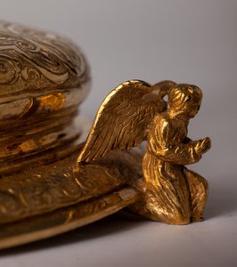 Reliekhouder kruis. Metaalsmeedwerk met juwelen. Oorsprong abdij (Saint-Amand Tournai, ex-Elnone. 16e eeuw. Detail onderkant