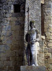 Standbeeld van een Kathaarse krijger op de deur van Avignonet in Lauragais (31).