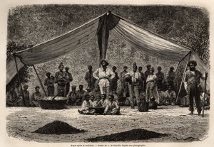 De gemeenschappelijke maaltijd van de arbeiders na het verzamelen van koffiebonen, die op de grond drogen op de voorgrond; in het midden van de afbeelding, de eigenaar van de plantage sluit en draagt een witte hoofdbedekking. Gravure ter illustratie van de door Unknown artist