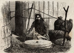 Turkmeense vrouw die de graanmolen gebruikt. Gravure ter illustratie van de reis naar Zuidelijk Afrika van 1840 tot 1856, in 