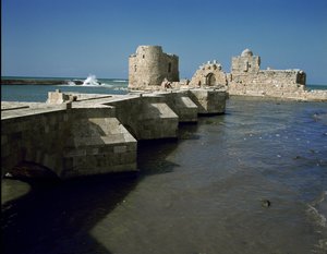 Uitzicht op het Sidon Zee Kasteel gebouwd in 1227 door Unknown artist
