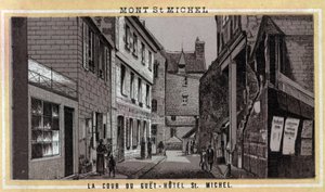 Uitzicht op de binnenplaats van het Guet Hotel op Mont Saint Michel, Manche, Normandië. Chromolithografie van het einde van de 19e eeuw.
