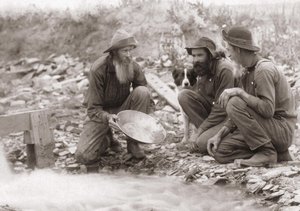 3 mannen die de aarde filteren om goud te verkrijgen: goudzoekers in Zuid-Dakota, Rockerville. Fotografie 1889 door Unknown artist