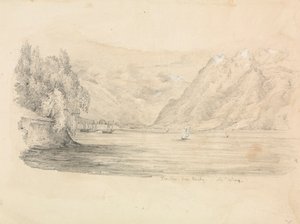 Een meer omringd door bergen