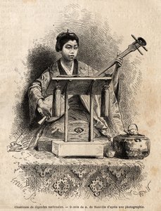 Een zanger van nationale legendes, spelend op een shamisen om haar lied te begeleiden, zittend achter haar bureau. Gravure ter illustratie van de reis naar Japan, in 1863-1864, door Aime Humbert, minister van de Zwitserse Confederatie, in Le tour du monde,