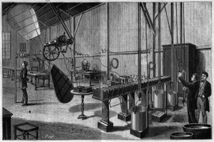 Aerostatisch werkplaats van Tissandier broers: Overzicht van een propeller met twee helicoides pallets aangedreven door een Siemens dynamo elektrische machine en een batterij van lichte potas bichromaat batterijen. Gravure uit 1883 in “La Nature. Review of door Unknown artist