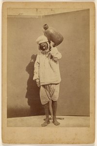 [Arabische man die een kruik draagt] door Unknown artist